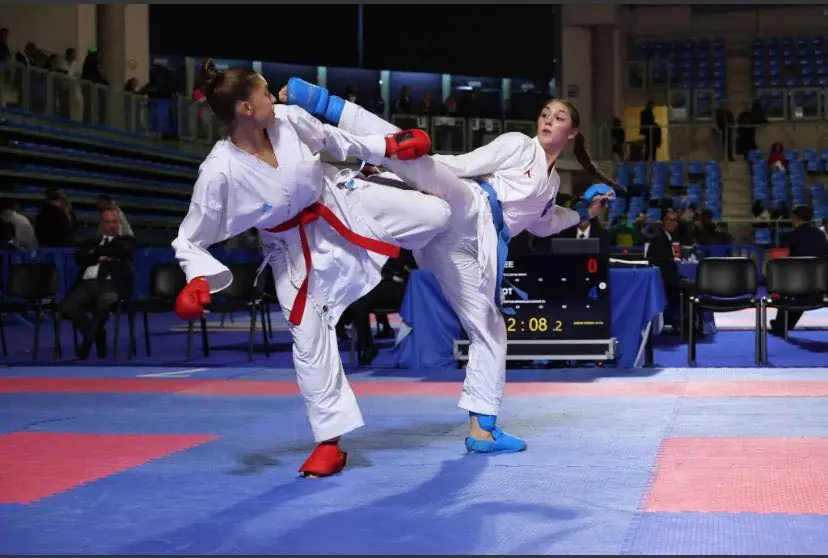 Amaé Poupée en combat lors d’une compétition de karaté