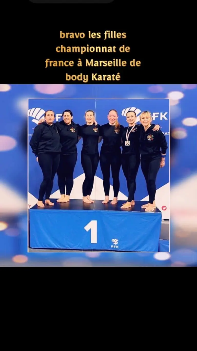 Équipe féminine de Body Karaté championne de France sur le podium