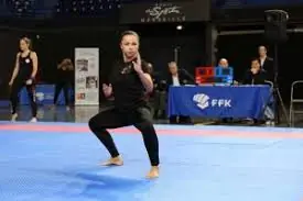 Pratiquante de Body Karaté en démonstration sur un tatami