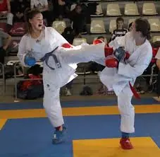 Deux jeunes karatékas en combat lors d’une compétition