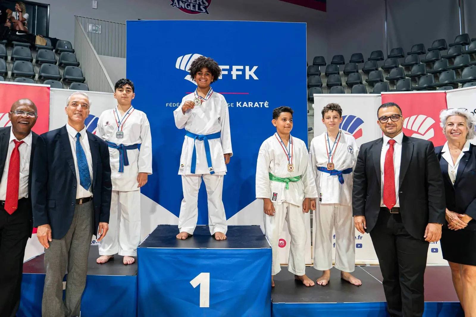 Jeunes karatékas médaillés sur le podium d’une compétition régionale