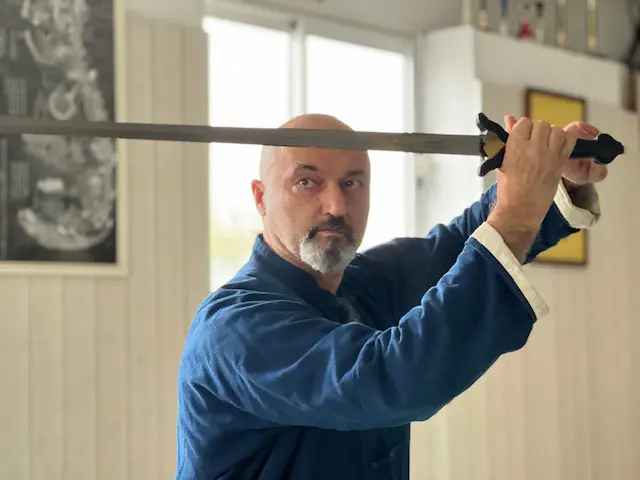 Janick Poupée pratiquant le sabre dans le dojo du Budokai Brive